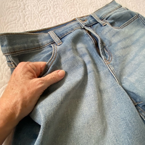 Old Navy Mid-Rise WOW Denim Shorts Jorts, Bermuda, Backyard BBQ, Normcore, Beach - Picture 6 of 11